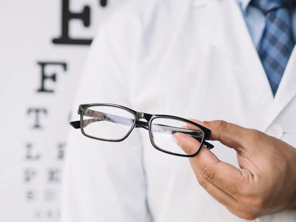 Okulista trzymający profesjonalne okulary